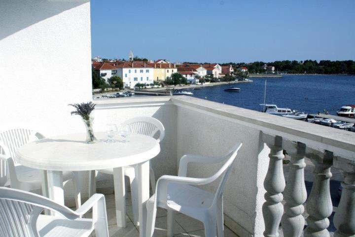 Apartments Leo Петрчане Экстерьер фото