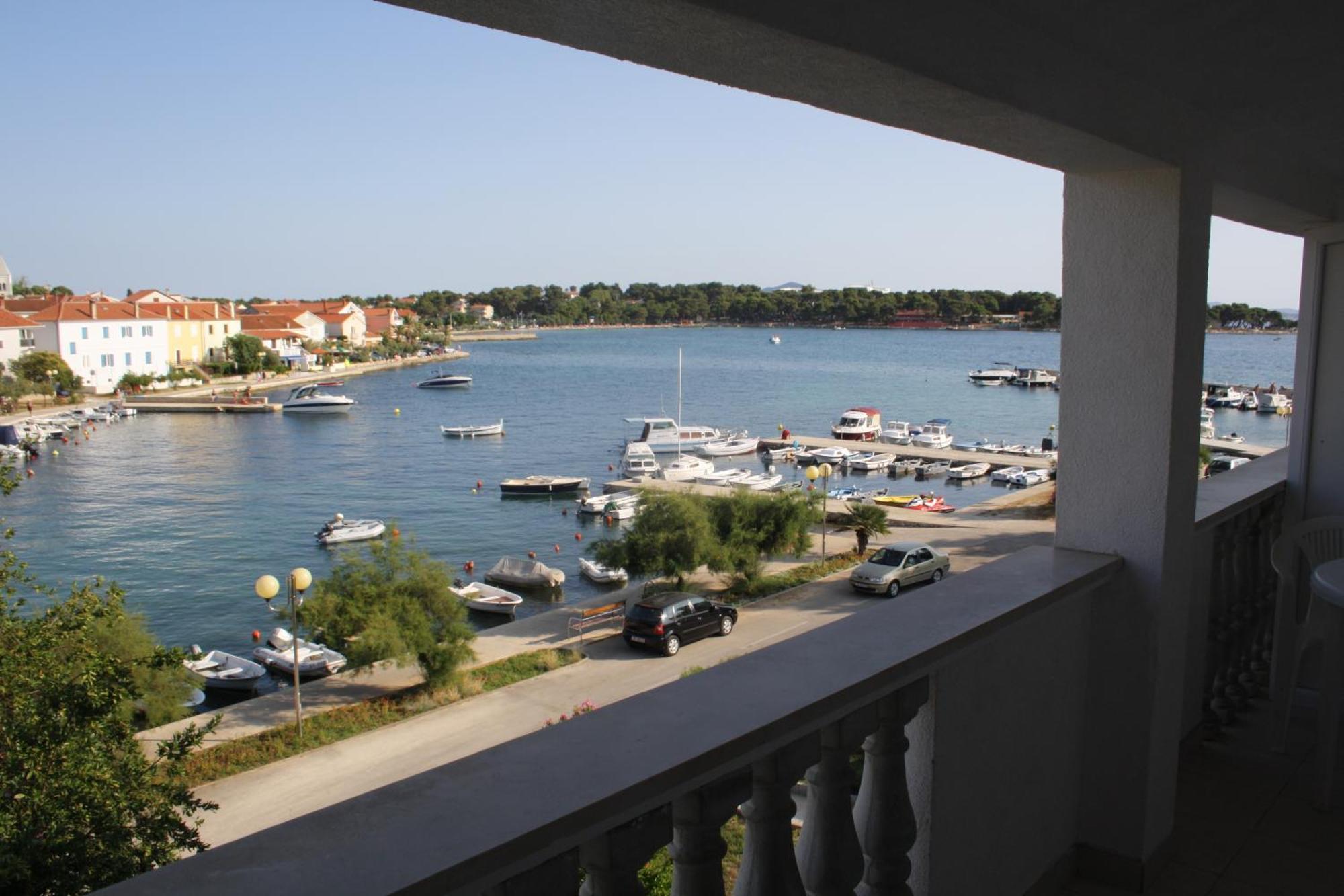 Apartments Leo Петрчане Экстерьер фото